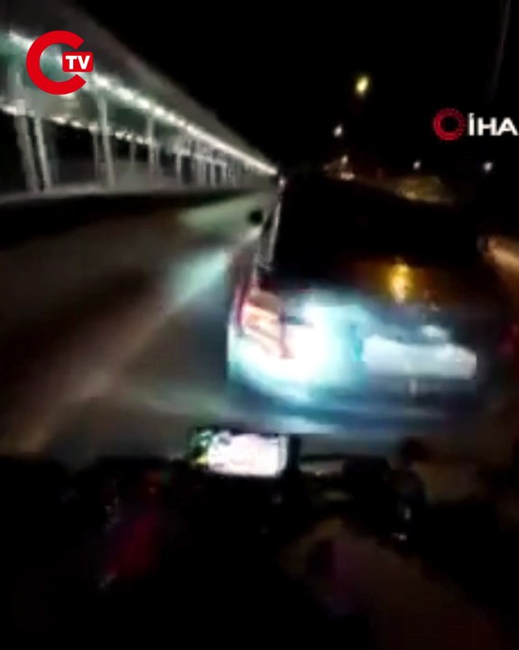 Sollamak isterken otomobile çarptı: Motosikletteki 2 kişi ölümden döndü