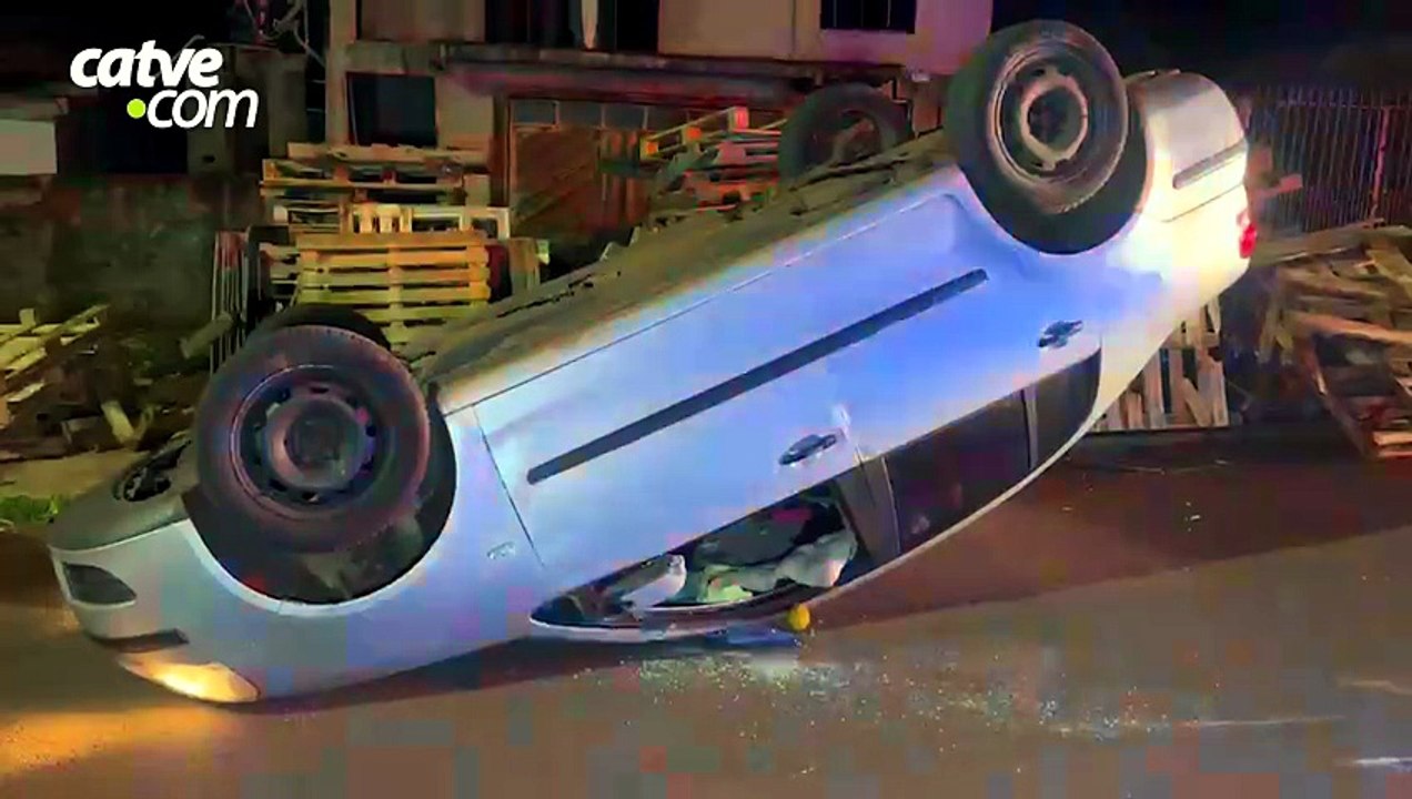Motorista capota Polo e fica ferida no Santa Cruz