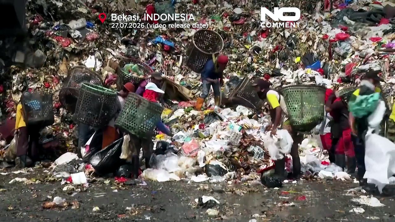 Indonésia: recolhedores de resíduos trabalham no maior aterro do país