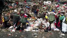 Сборщики мусора работают на крупнейшей свалке Индонезии