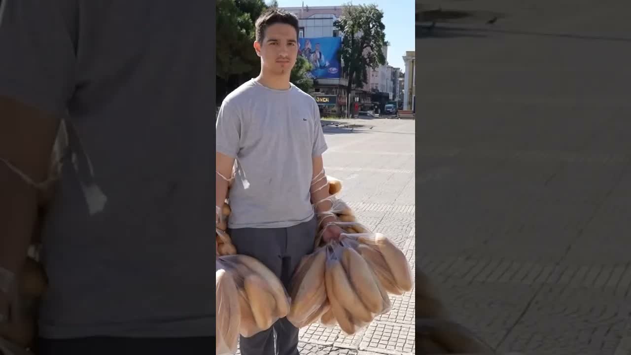 Genç Garsonun Tek Seferde Taşıdığı 100 Ekmek  Görenleri Şaşırtıyor