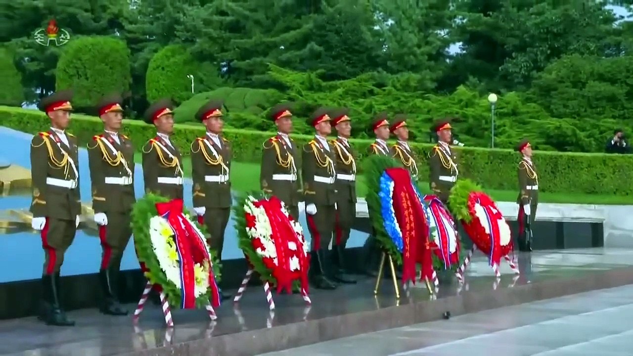Estimado camarada Kim Jong Un presta homenagem aos mártires no Cemitério dos Mártires Revolucionários no Monte Taesong