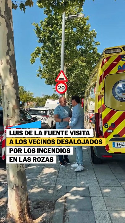Luis de la Fuente visita a los vecinos desalojados por los incendios en Las Rozas