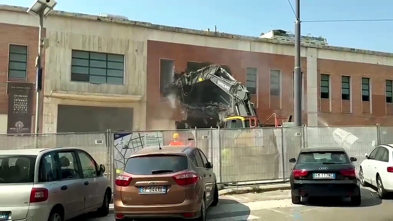 Cagliari, al via la demolizione del mercato di via San Benedetto. "Cronoprogramma rispettato"