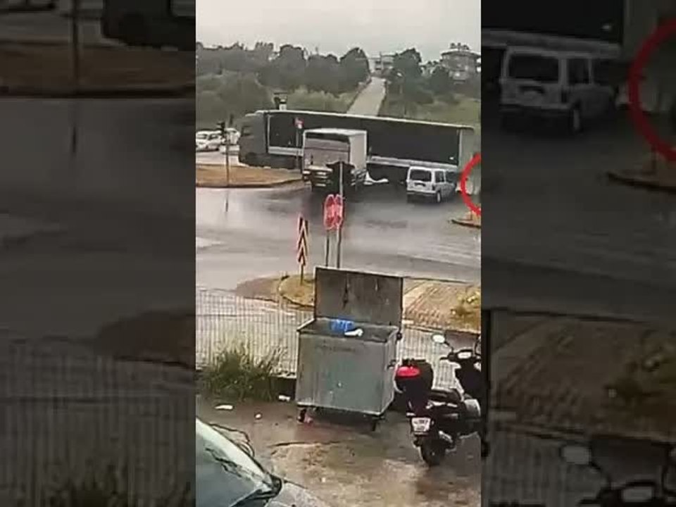 Kontrolden Çıkan Tır Otomobili Metrelerce Böyle Sürükledi!