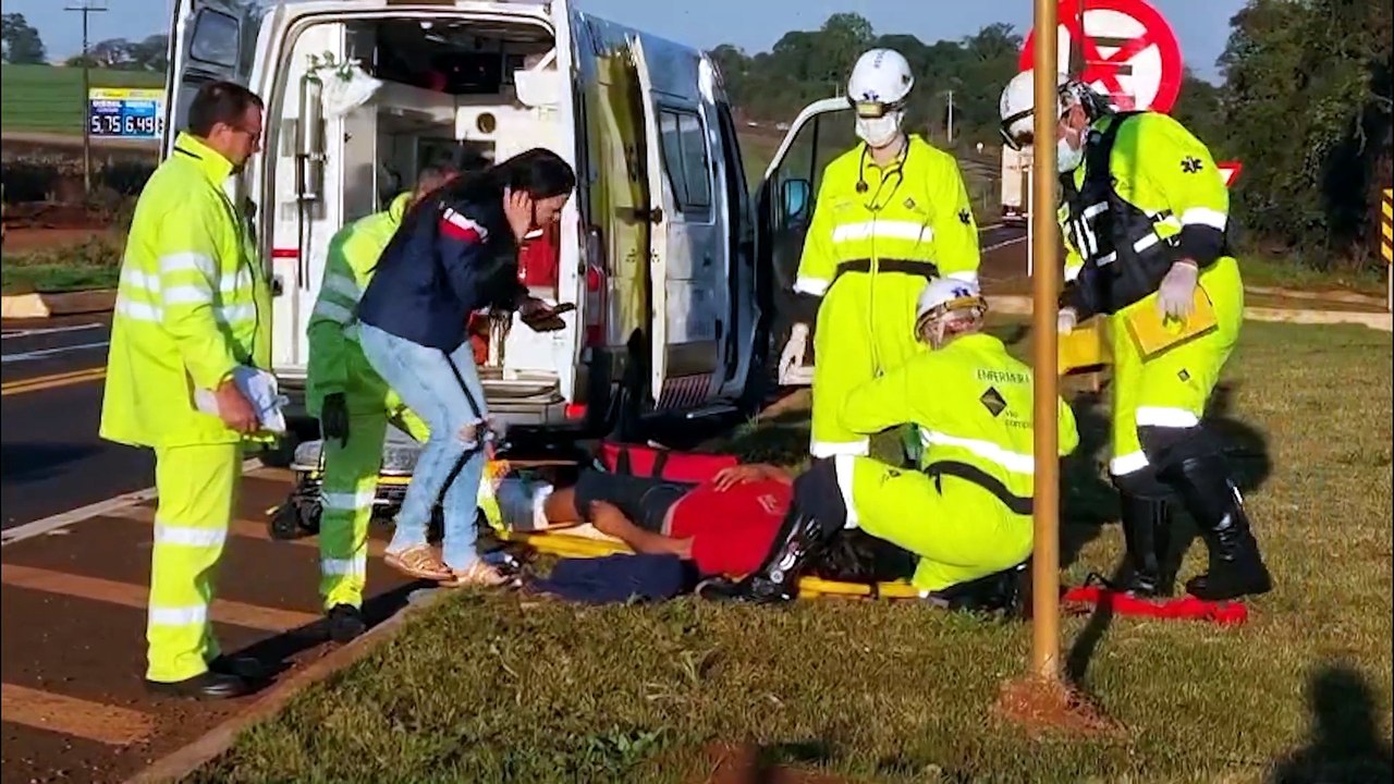 Motociclista é socorrido após colisão com Fiat Strada na BR-369, em Cascavel