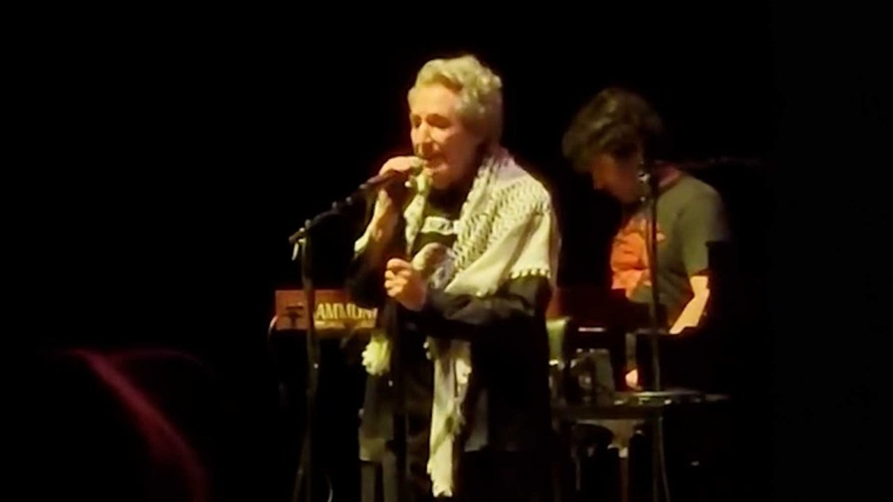Miguel Ríos se encara con el público en un concierto en Marbella al pedir el fin del "genocidio" de Gaza