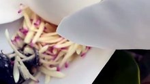 Bain de pollen pour une abeille