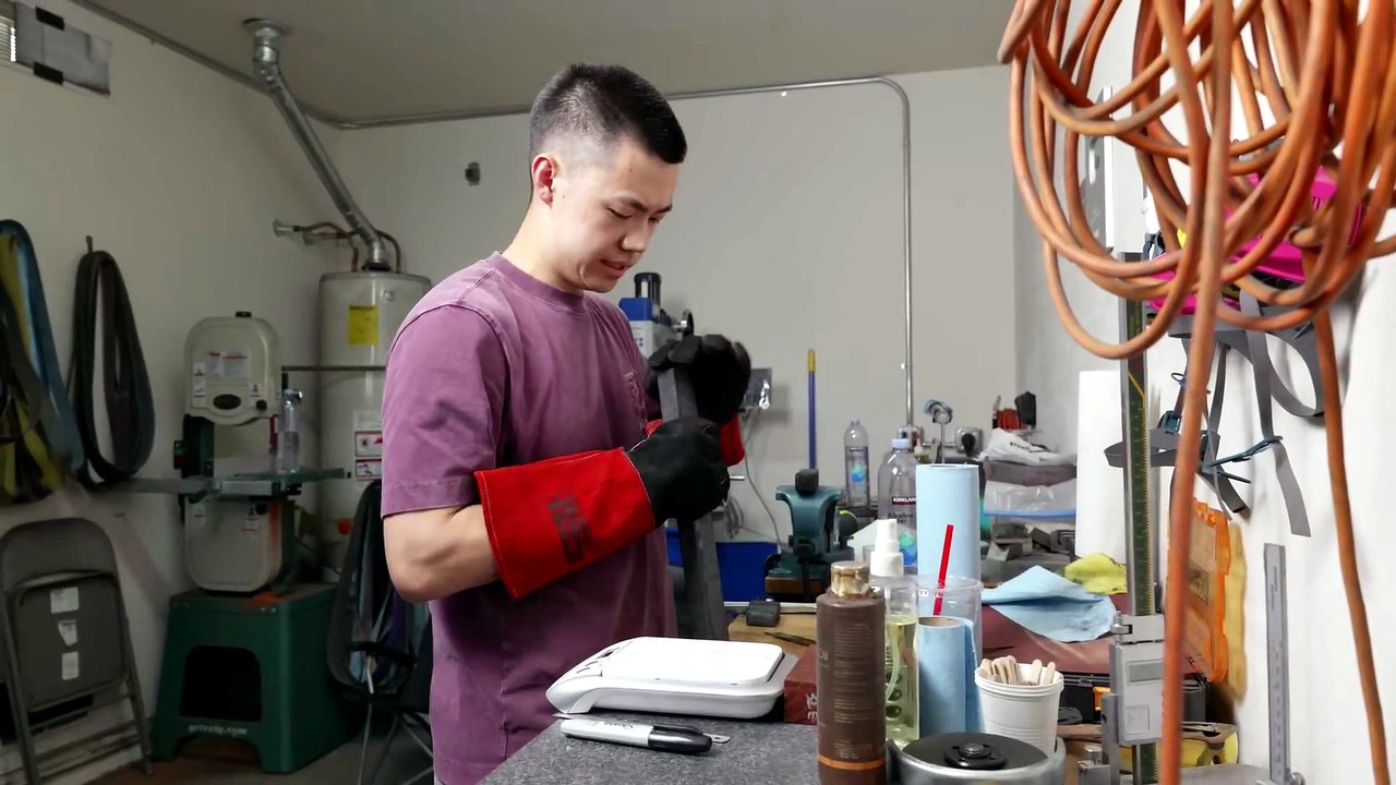 Así se forja un cuchillo de chef de Damasco de $7,000 con la madera más exclusiva del mundo