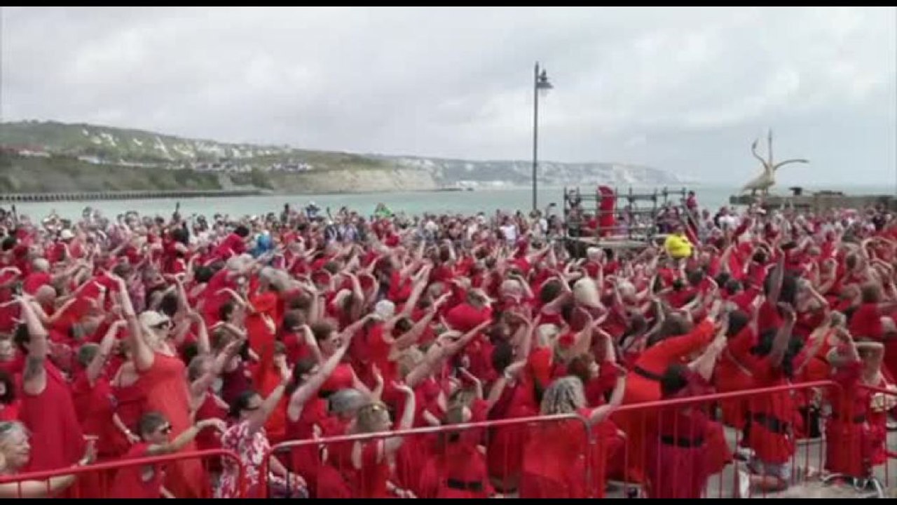 Kate Bush, centinaia in rosso ballano sul porto di Folkestone