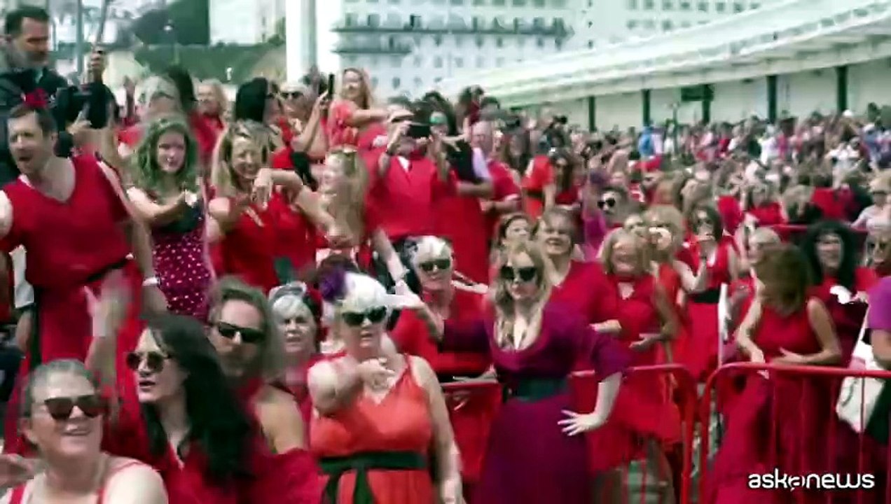 Kate Bush, centinaia in rosso ballano sul porto di Folkestone