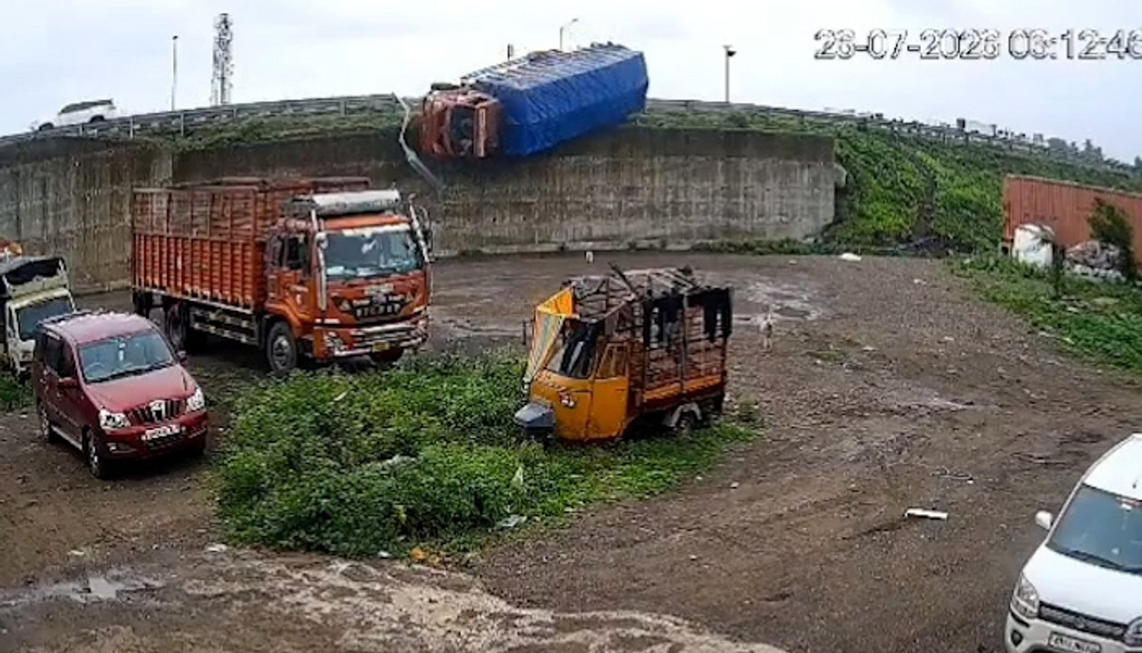 Caught on CCTV: Terrifying Crash on Nashik MIDC Bypass | Maharashtra News