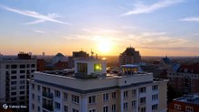 高層ビルの屋上から見た沈みゆく夕日