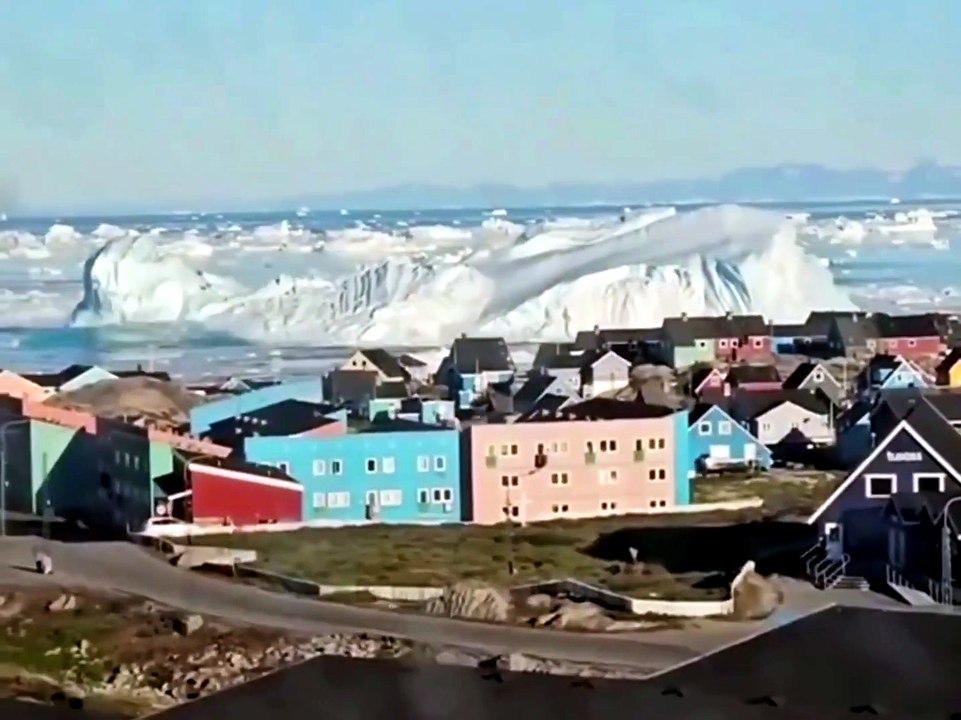 Groenlandia, lo spettacolare ribaltamento dell'iceberg onde improvvise sul fiordo
