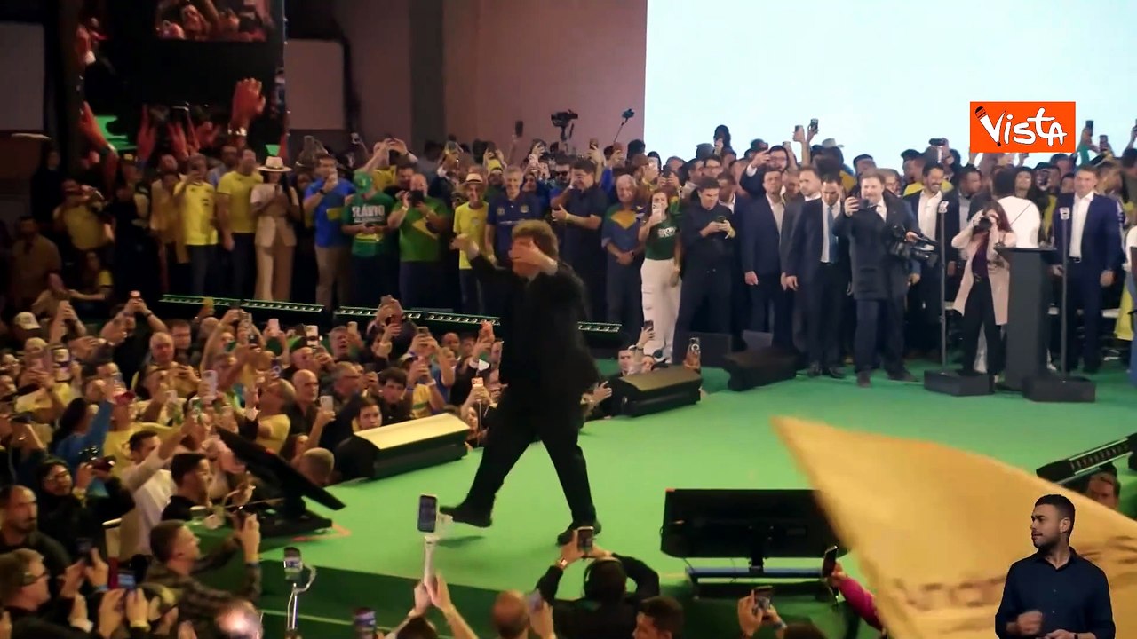 Milei entra ballando alla convention del Partito Liberale brasiliano a sostegno di Bolsonaro