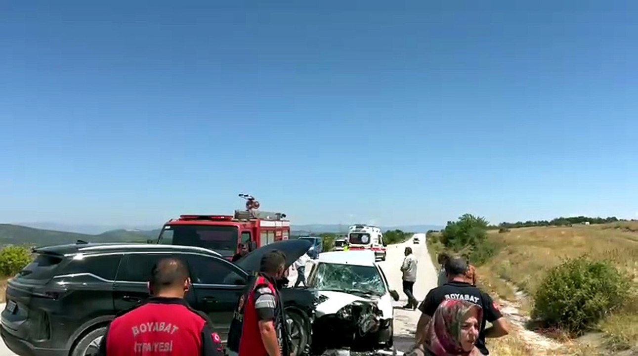 İki otomobil kafa kafaya çarpıştı: 6 yaralı var!