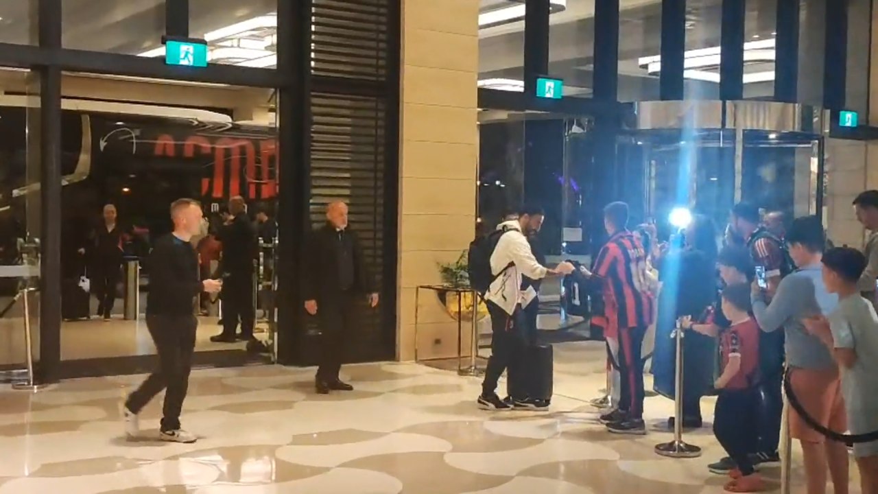 Il Milan arriva a Perth: quanti autografi per Amorim!