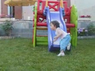 01 07 08 Mathilde et son cadeau d'anniversaire