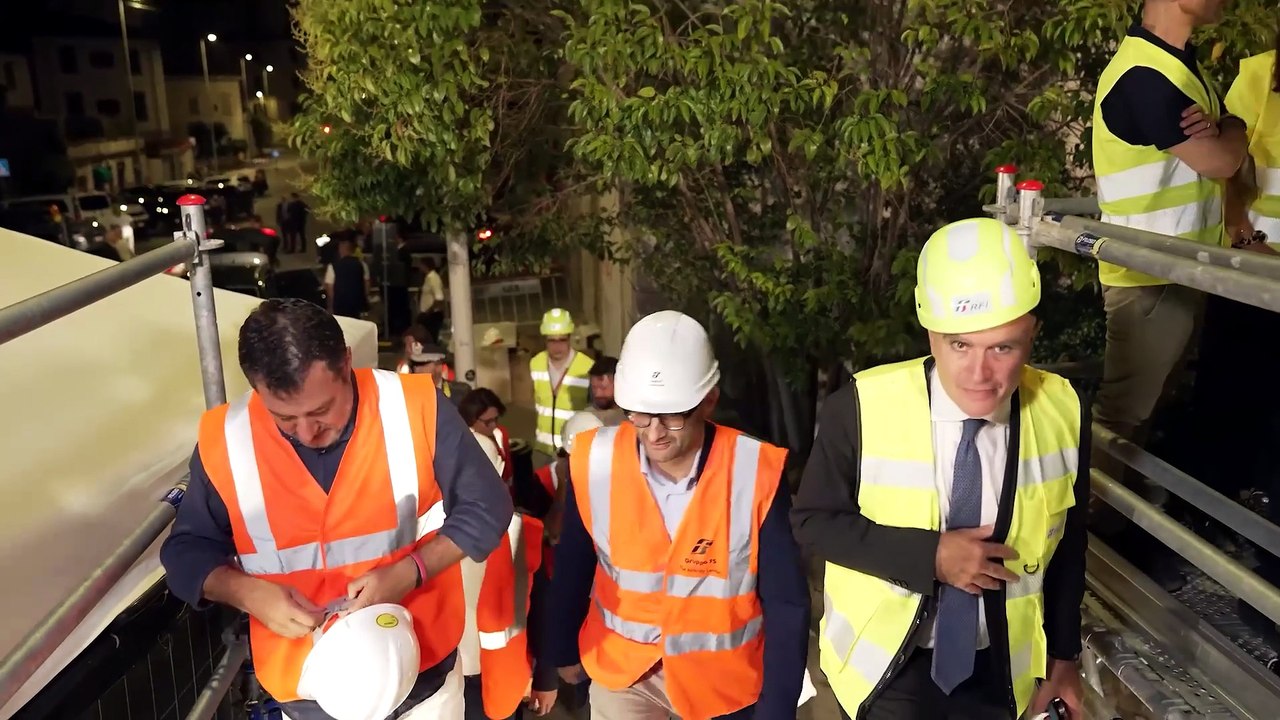 Firenze, la spettacolare posa del nuovo ponte al Pino sotto agli occhi di Salvini