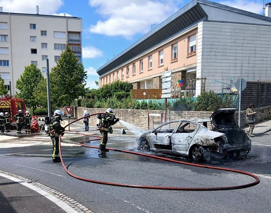 Voiture incendiée à Vire Normandie