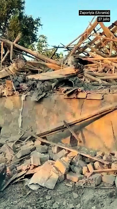 Los servicios de emergencia trabajan tras un ataque ruso en Zaporiyia que deja dos muertos.