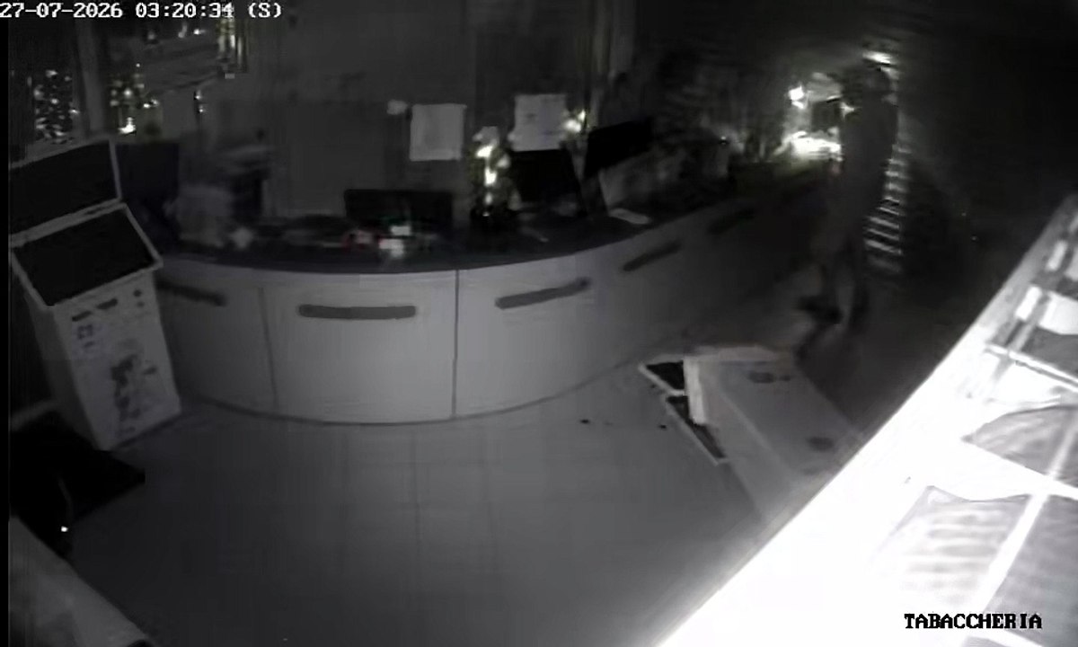 I ladri in azione al bar Lo Scalino di Prato