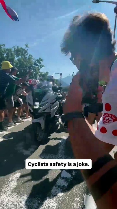 Il percute la voiture de Pogacar dans l'Alpe d'Huez : ce coureur de la Movistar contraint à l'abandon