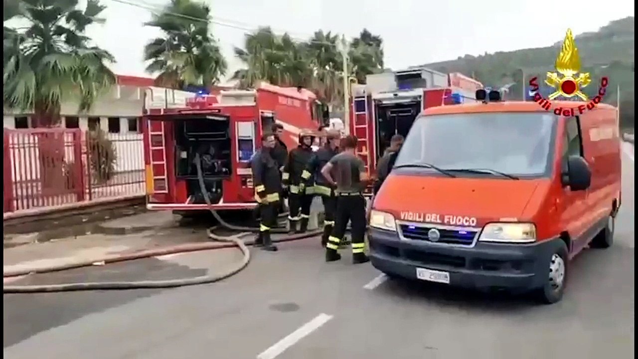 Incendi in Sicilia, bruciano capannoni nella zona industriale di Termini Imerese