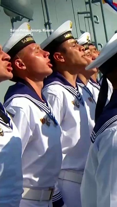 Journée de la marine : Poutine pose devant... une affiche de sous-marin