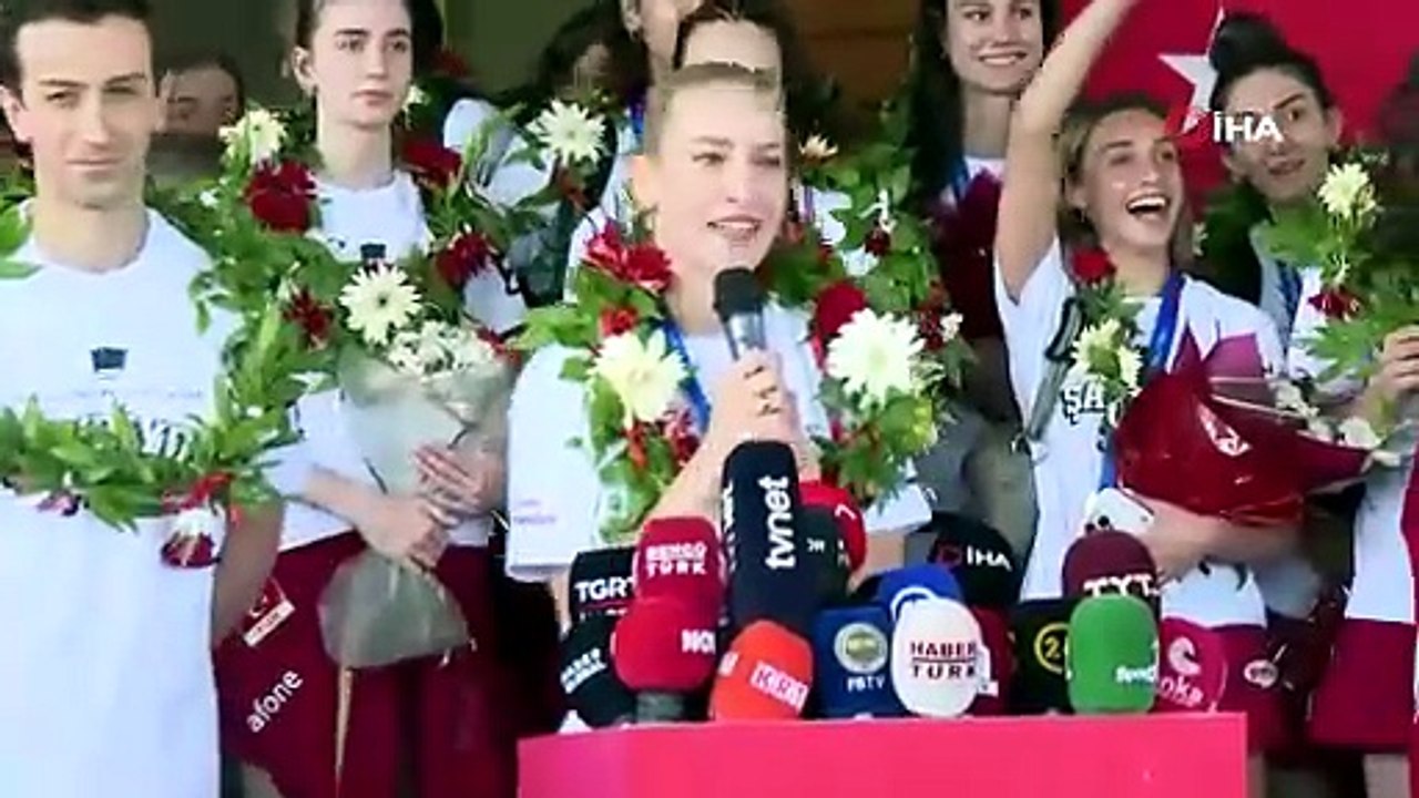 Şampiyon Filenin Sultanları yurda döndü: İstanbul'da coşkulu karşılama