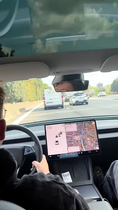 Bloqué derrière une camionnette sur l'autoroute, il trouve une méthode très originale pour la doubler