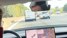 Bloqué derrière une camionnette sur l'autoroute, il trouve une méthode très originale pour la doubler