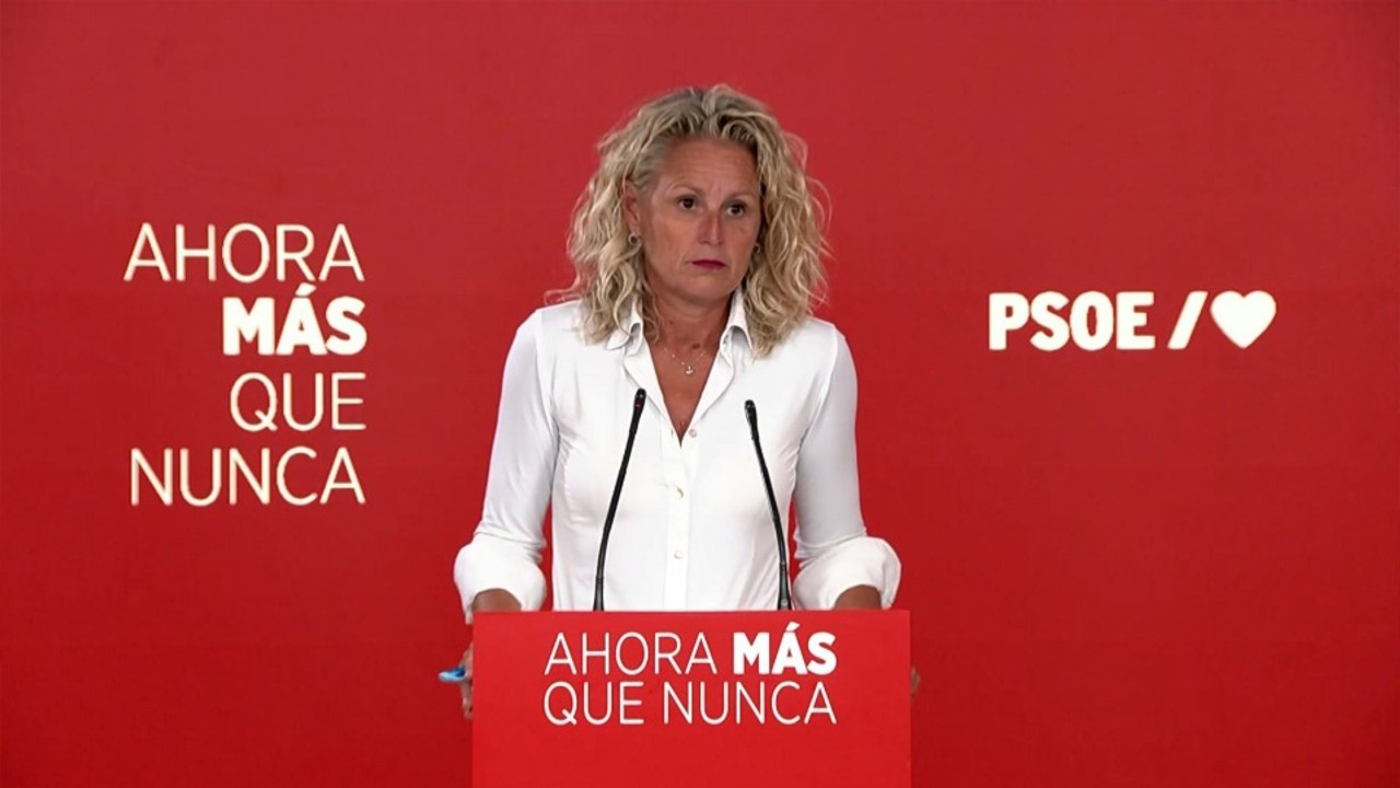 Una cámara sin apagar captura a la portavoz del PSOE haciendo gracietas tras comparecer compungida por los incendios