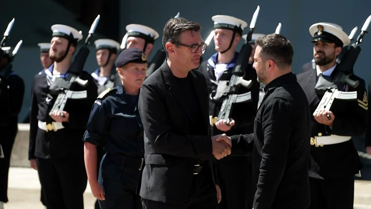 Andy Burnham greets Volodymyr Zelenskyy