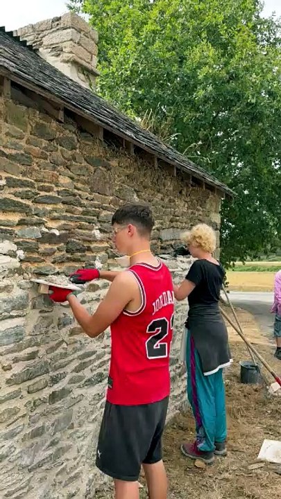 Des jeunes restaurent un vieux four à pain et font des pizzas dedans !