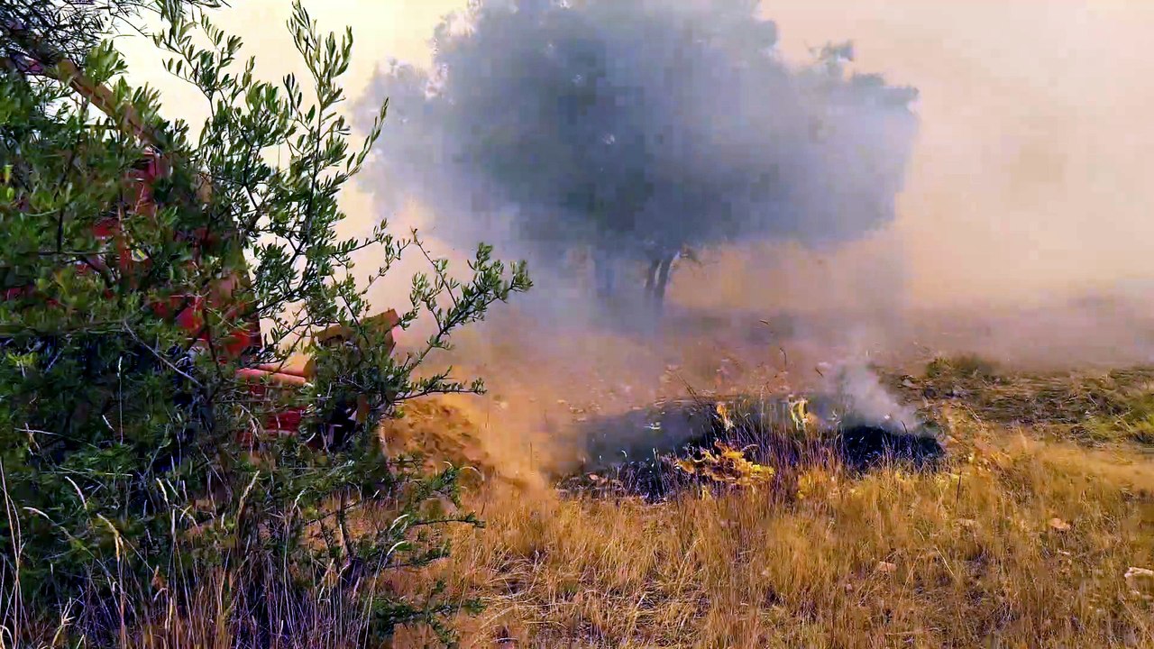 Continúan las labores de extinción en Cebreros (Ávila).