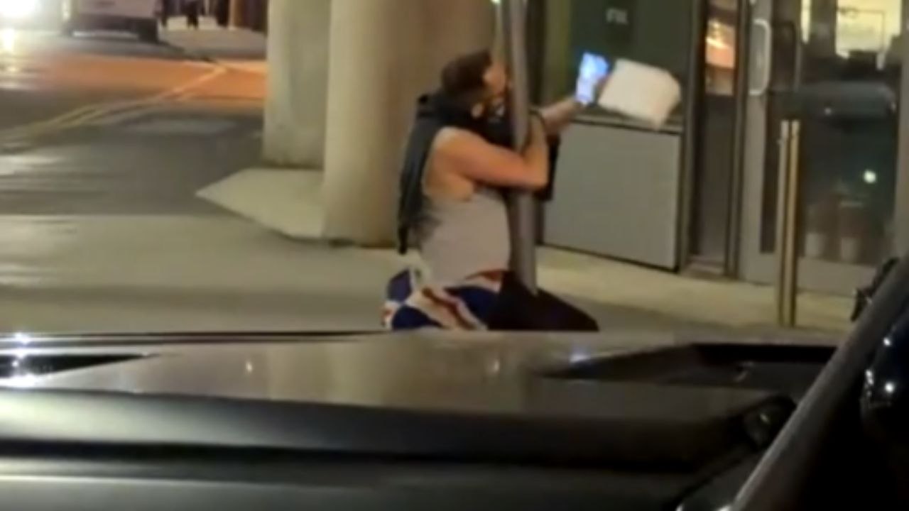 Man Makes Out With A Pole On A Manchester Street