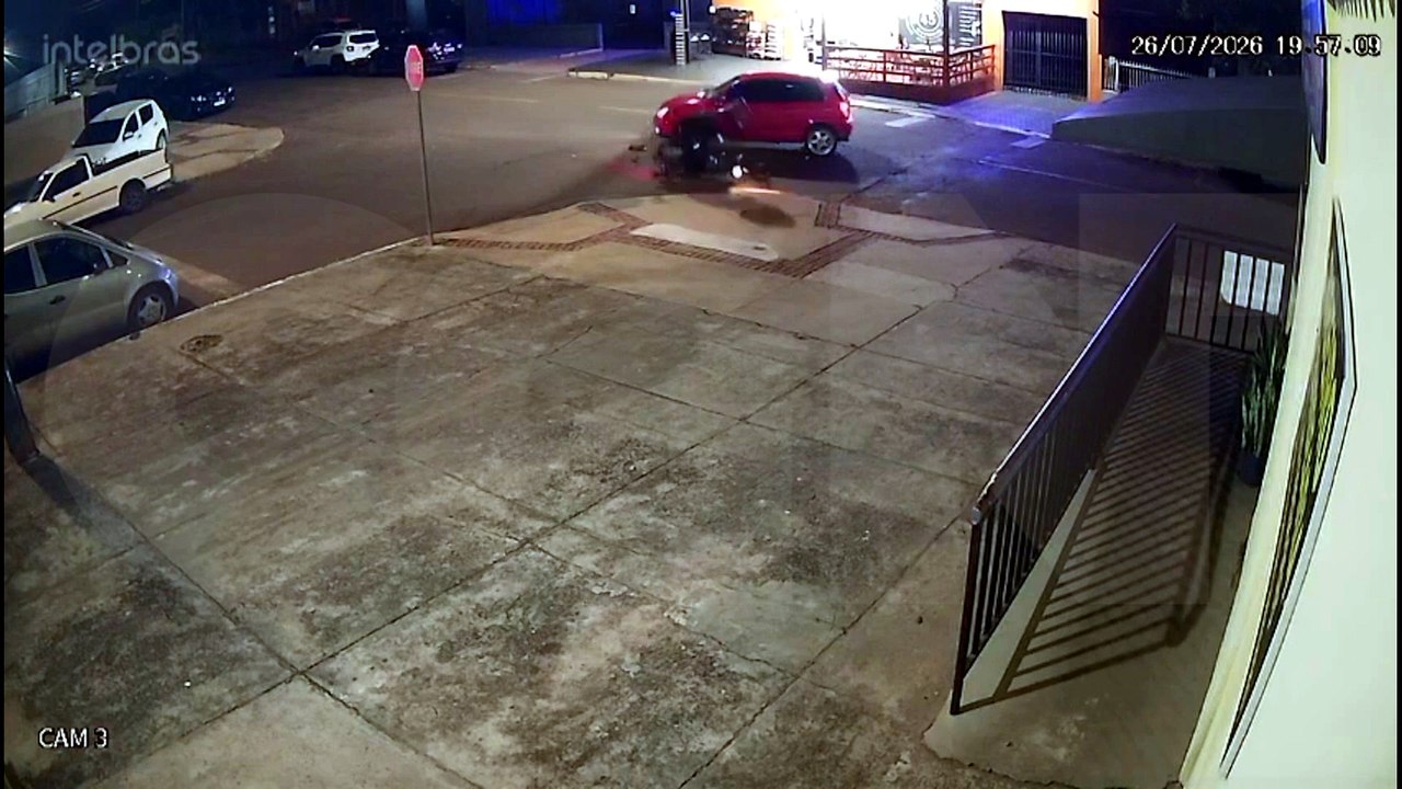 Vídeo mostra colisão frontal entre carro e moto após conversão à esquerda