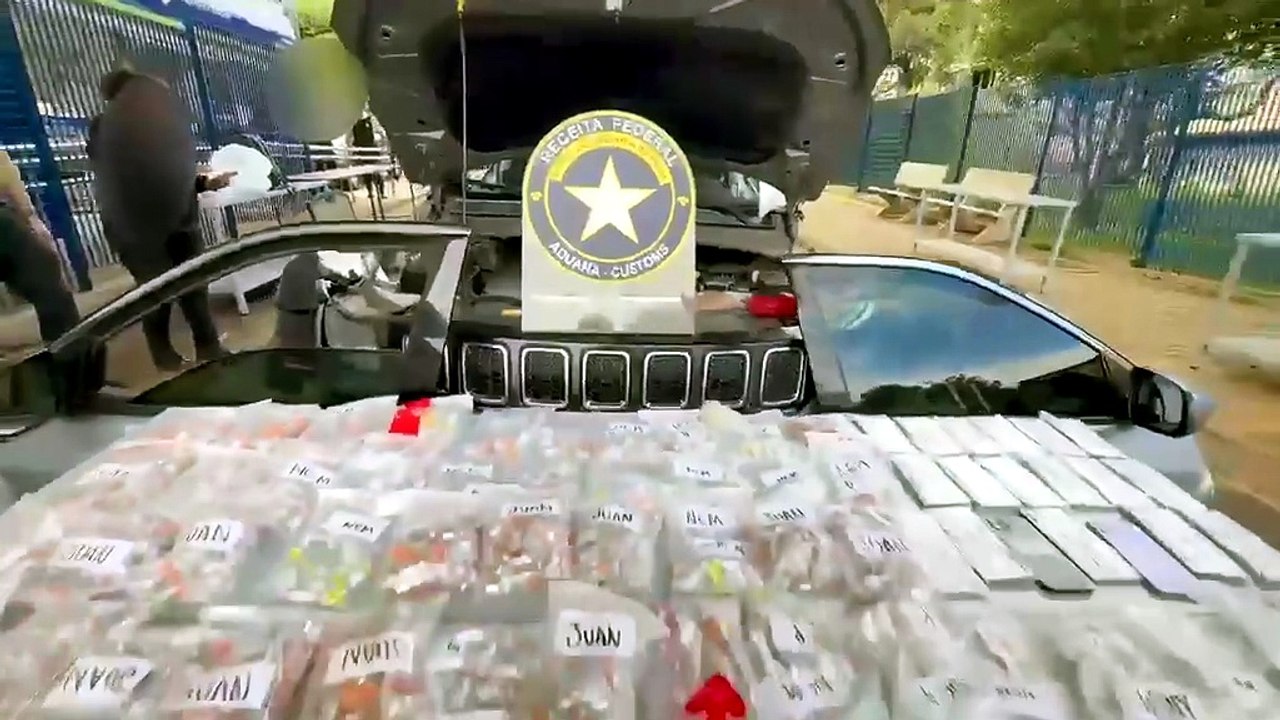 Receita Federal apreende 1.800 medicamentos escondidos em fundo falso de veículo durante operação na BR-277