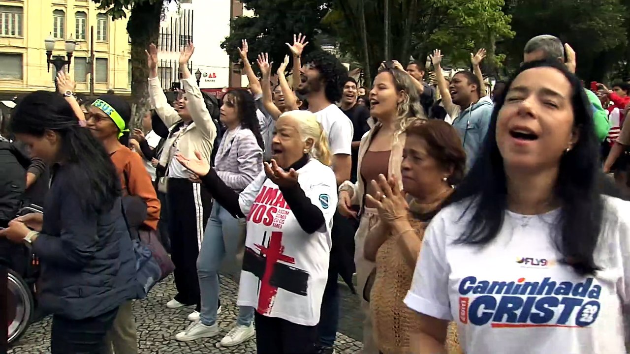 Caminhada com Cristo reuniu fiéis no Centro Histórico de Santos