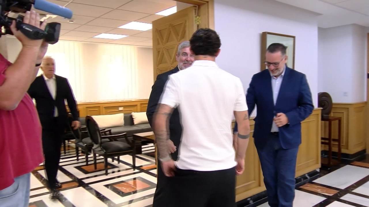 Yeremy Pino es homenajeado en Canarias