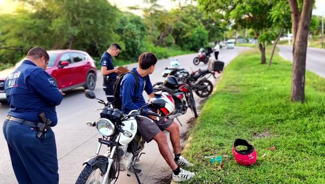 Choque de motocicletas deja dos lesionados en El Pitillal | CPS Noticias Puerto Vallarta