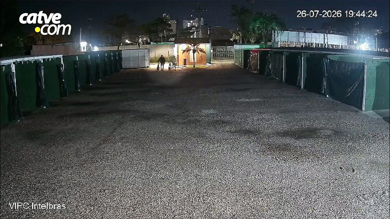 Câmera registra chegada de suspeitos antes de roubo violento em comércio de Curitiba
