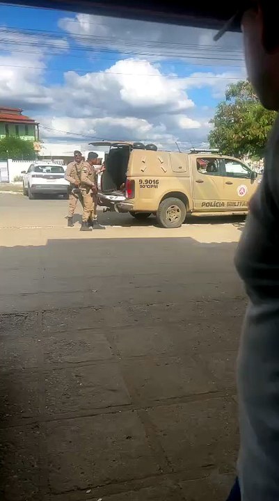 VÍDEO: Troca de tiros termina com um morto após criminosos armados atacarem a PM na BA-120