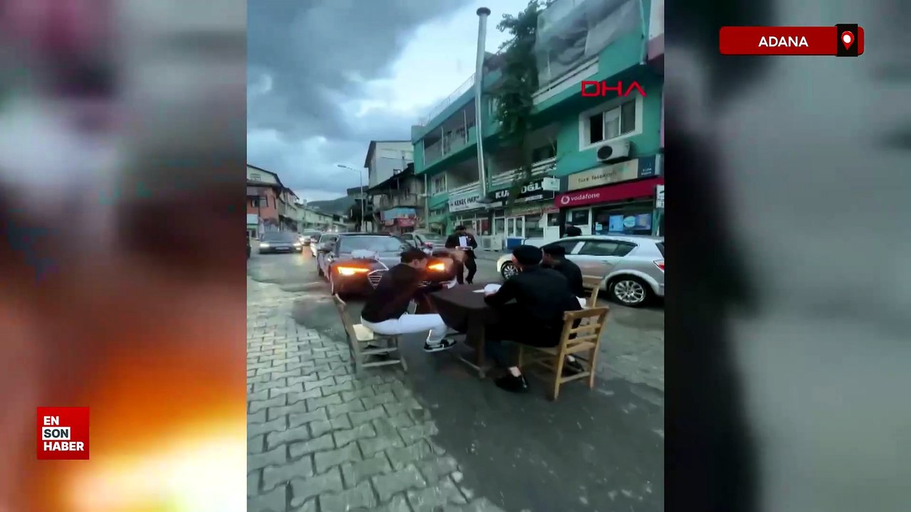 Adana'da gelin arabasının önünü iskambil masası kurarak kestiler