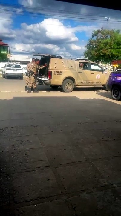 VÍDEO: Troca de tiros termina com um morto após criminosos armados atacarem a PM na BA-120