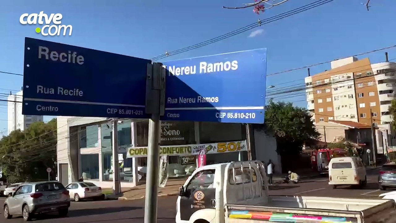 Casal fica ferido em acidente entre carro e moto no Centro de Cascavel