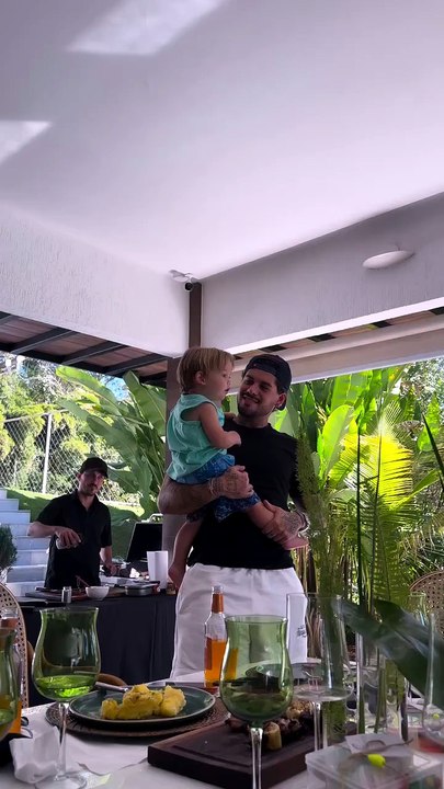 Filho de Zé Felipe repete palavra obscena e reação da família choca; assista