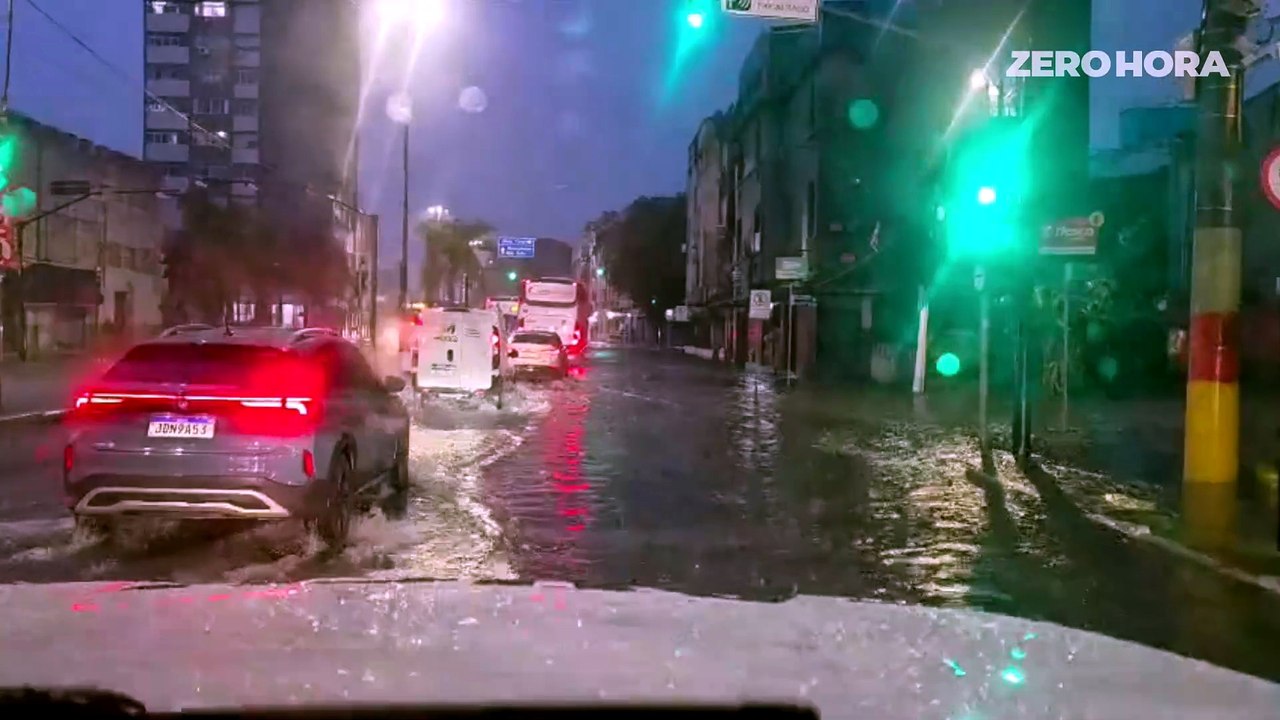 Chuva causa alagamentos em Porto Alegre