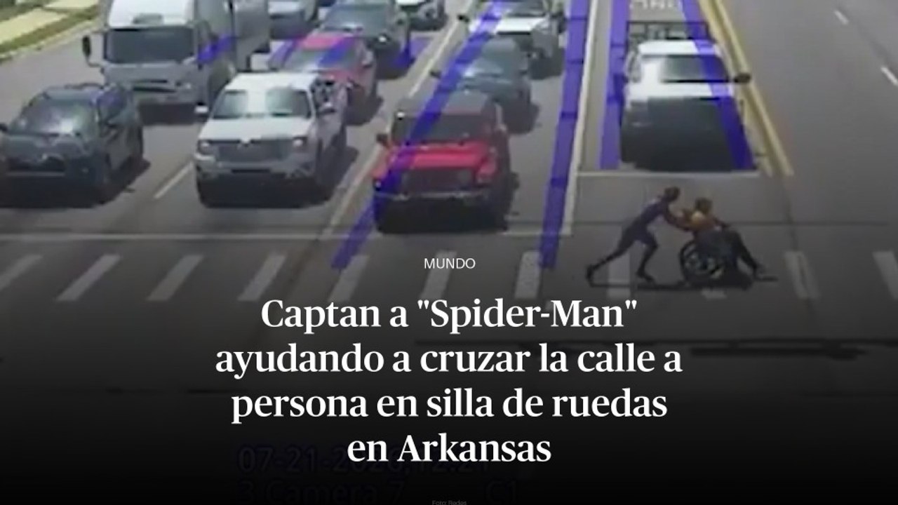 Captan a "Spider-Man" ayudando a cruzar la calle a persona en silla de ruedas en Arkansas